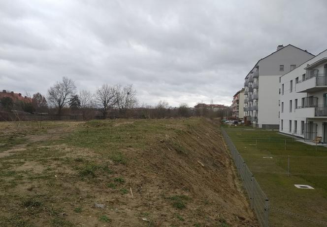 Na Górczynie znaleziono kolejne kiełbasy z żyletkami w środku.