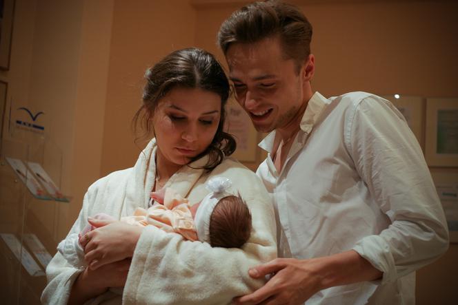 Pierwsza miłość po wakacjach 2018. Kalina (Magdalena Wieczorek), Krystian (Patryk Pniewski) z córką