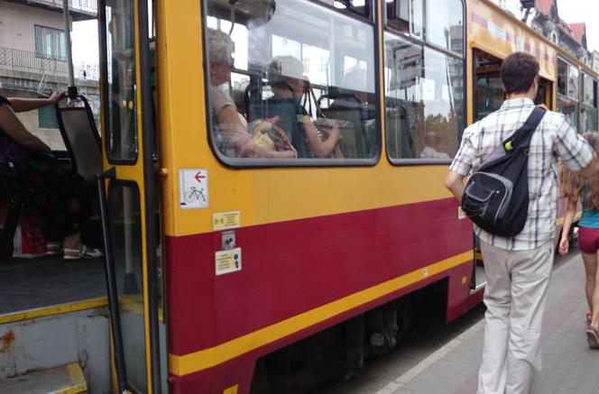 Łódź: Motorniczy przytrzasnął dziecko i strącił je POD TRAMWAJ. Nie reagował na krzyki. Rodzice przeżyli HORROR