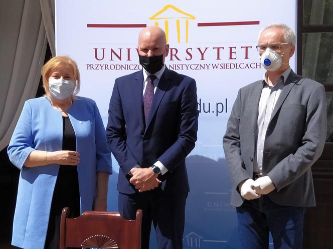 Od lewej: Tamara Zacharuk,rektor UPH, wiceminister zdrowia Sławomir Gadomski i Mariusz Szabłowski, kanclerz Collegium Mazovia