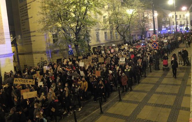 PROTEST KOBIET W LUBLINIE. KILKA TYSIĘCY OSÓB PRZEMASZEROWAŁO POD ARCHIKATEDRĘ I KURIĘ LUBELSKĄ. ŚWIĄTYNI MODLITWĄ BRONILI PRAWICOWCY