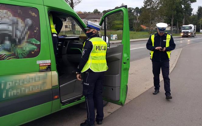 Policjanci sprawdzają maseczki