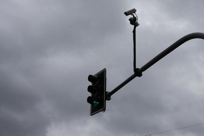 Kamery na światłach w Warszawie. Przejedziesz na czerwonym? Od razu dostaniesz MANDAT!