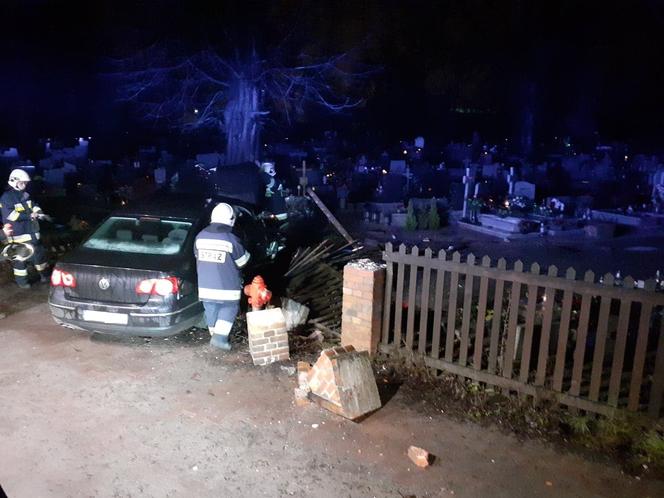MAKABRA we Wronkach. Samochód staranował płot i wjechał na cmentarz