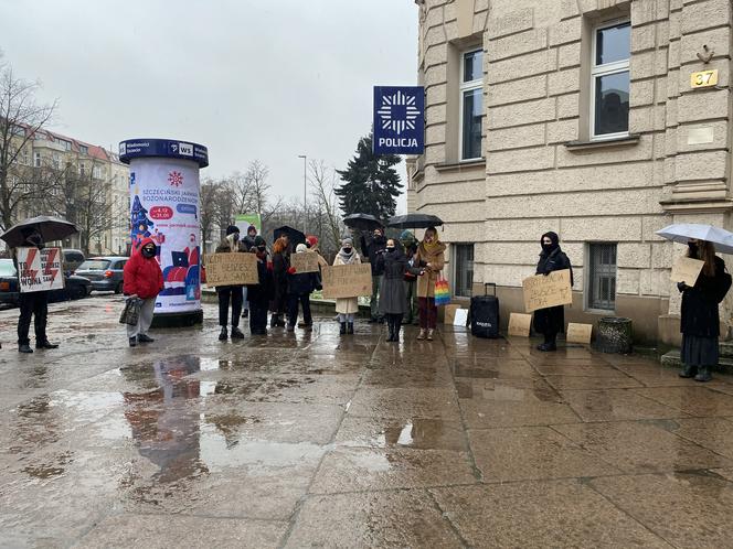 Zgromadzenie przed komisariatem w Szczecinie