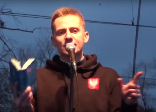 Rok temu ksiądz Jacek Międlar przemawiał 11 listopada po marszu w Warszawie