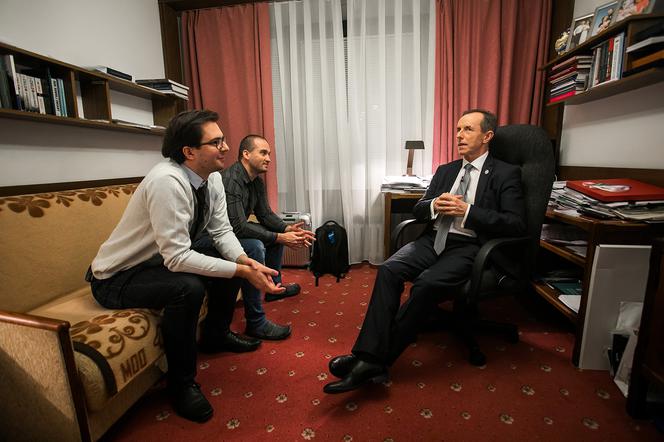 Marszałek senatu Tomasz Grodzki w swoim pokoju w hotelu sejmowym
