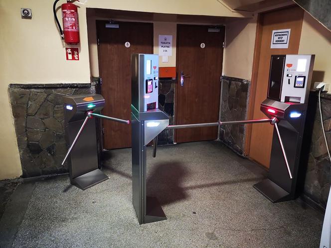 Schronisko Murowaniec w Tatrach i pilnie strzeżona toaleta. Turyści są zaskoczeni!