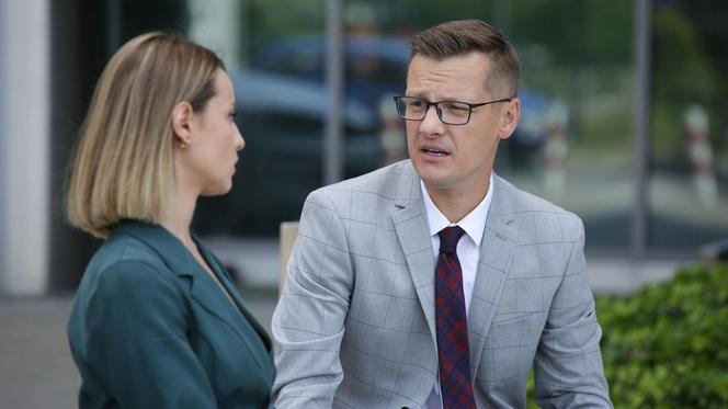M jak miłość, odcinek 1563: Piotrek pobity przez bandytów?! Kamila z zemsty naśle na niego zbirów