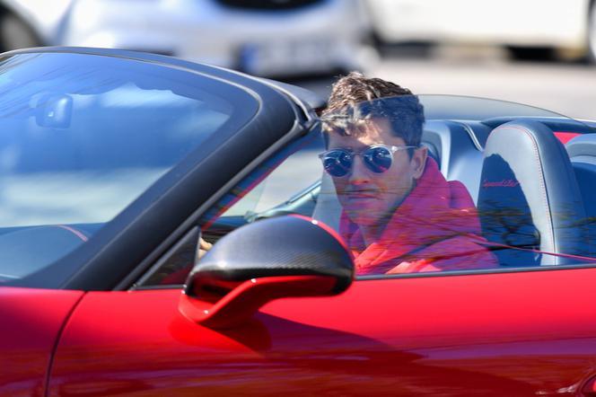 Robert Lewandowski w autach za miliony. Poznaj fury najlepszego piłkarza FIFA