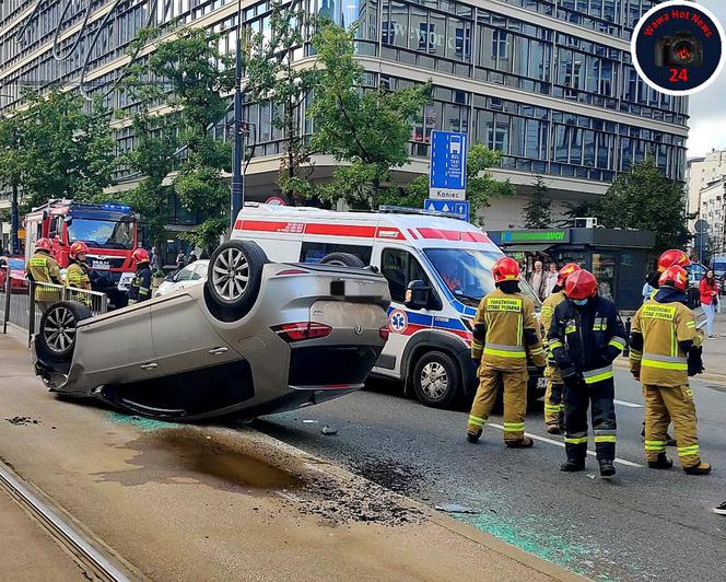 Autobus wymusił pierwszeństwo. Auto osobowe na dachu