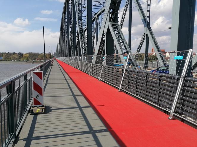 Dziurawy odcinek dla pieszych i rowerzystów na moście Piłsudskiego w Toruniu?! Jest oświadczenie MZD