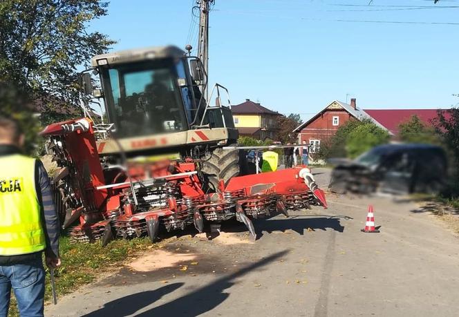 Podlaskie. Osobówka zderzyła się z maszyną rolniczą. 30-latek w szpitalu