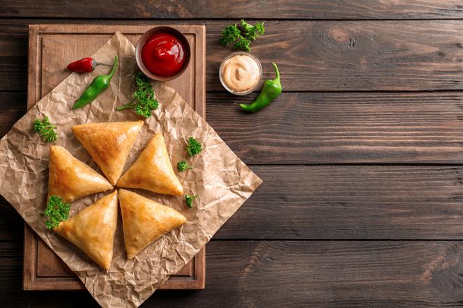 Pierożki samosa: przepis na indyjskie smażone pierożki