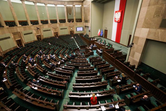 Posłowie zadrwili z emerytów, a Polacy żądają emerytury bez podatków