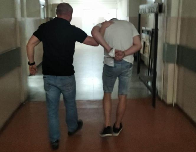 Kraków: Bez powodu kopnął 15-latka w brzuch, poraził gazem i zabrał mu koszulkę. 18-letni bandyta zatrzymany