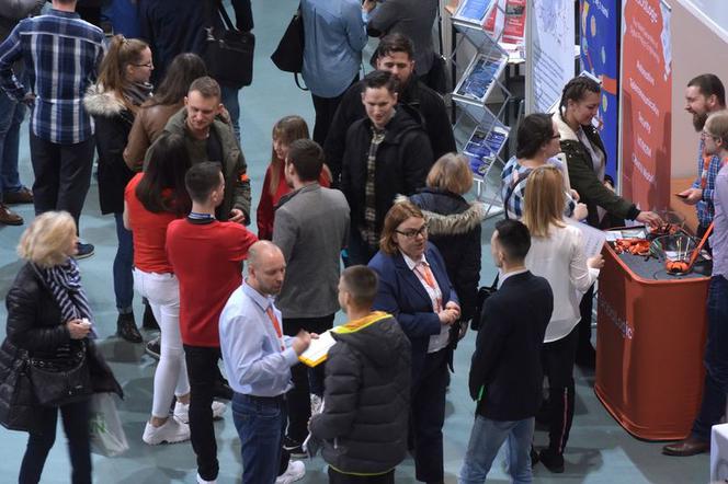 Targi pracy w Koszalinie zawsze przyciągają tłumy zainteresowanych.