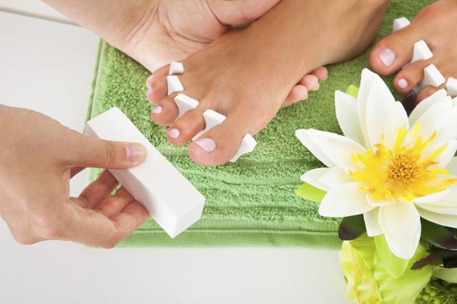 Pedicure na wiosnę: szybka kuracja regenerująco-odświeżająca stopy i paznokcie