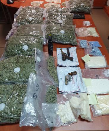 Broń, amunicja i wiele kilogramów narkotyków w Poznaniu! Zatrzymani prędko nie wyjdą zza krat!