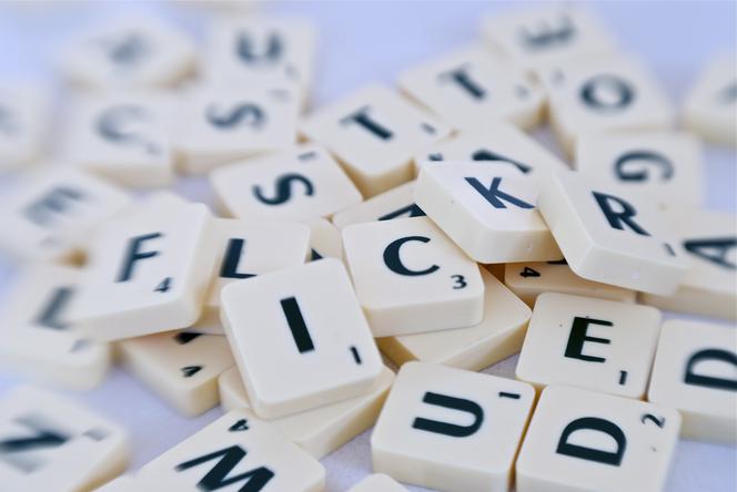 Scrabble to popularna gra polegająca na układaniu słów