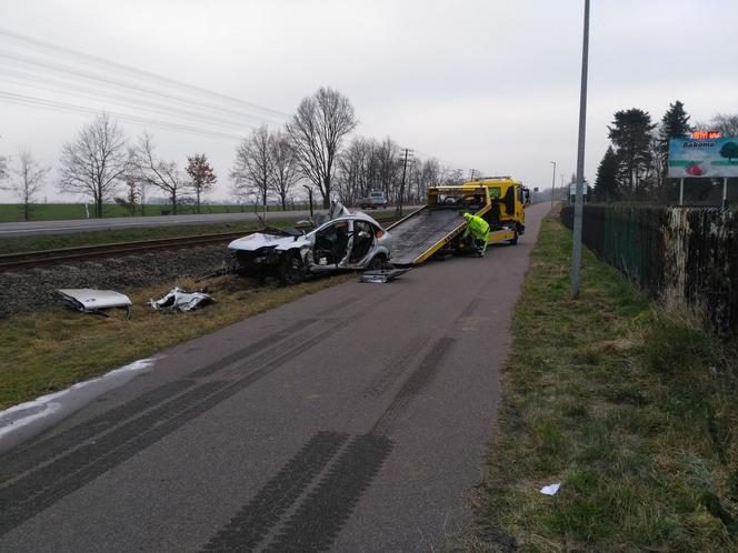 Koszmar na przejeździe kolejowym w Łysomicach koło Torunia. Nie żyje mężczyzna