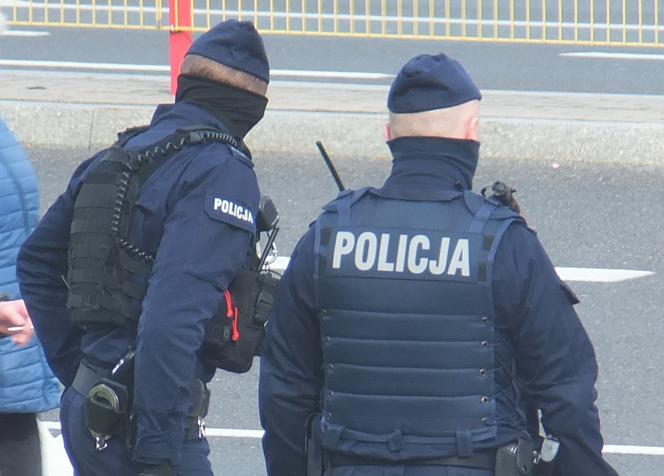 Ojciec z synem szli bez maseczek. Zaatakowali policjantów. AWANTURA na deptaku w Rawiczu
