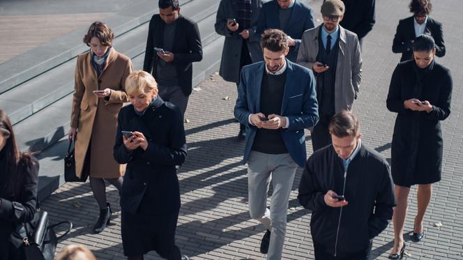 tłum, telefon, smartfon