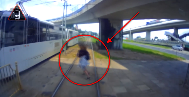 O włos od śmierci. Dziewczyna prawie weszła pod tramwaj!