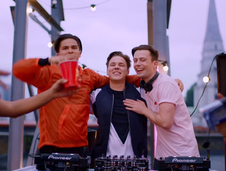 Hit Lata 2017: Felix Jaehn i Alex Aiono rozkręcają imprezę w teledysku Hot2Touch