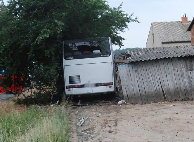 Parzniewice. Wypadek autobusu okazał się tragiczny. Zginął kierowca, ranni pasażerowie. Co tam się stało?