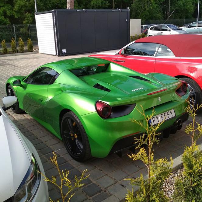 Luksusowe ferrari warte 1,5 mln zł zniknęło w Mielnie. Doszło do zuchwałej kradzieży