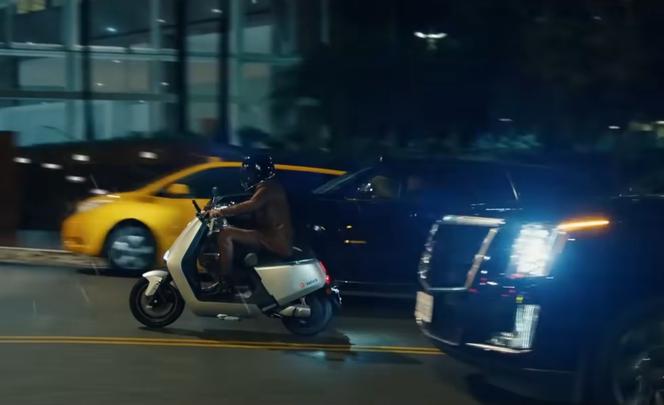 Vin Diesel na elektrycznym skuterze YADEA