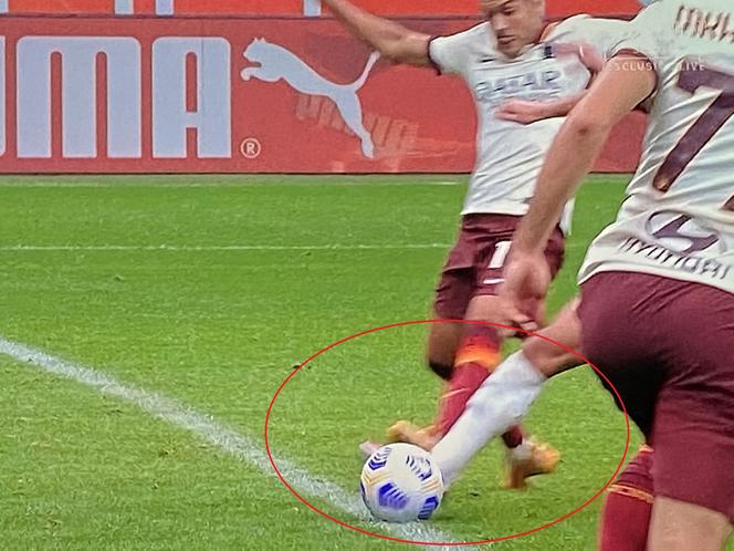 Rzut karny w meczu Milan - Roma