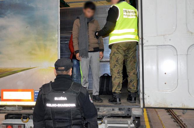 Polak przewoził Wietnamczyków w naczepie TIR-a