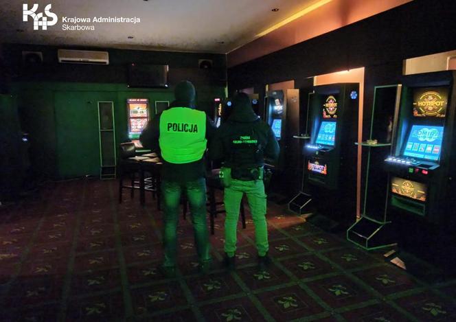 Białogard. Widowiskowa akcja w jaskini nielegalnego hazardu! W środku pełno jednorękich bandytów