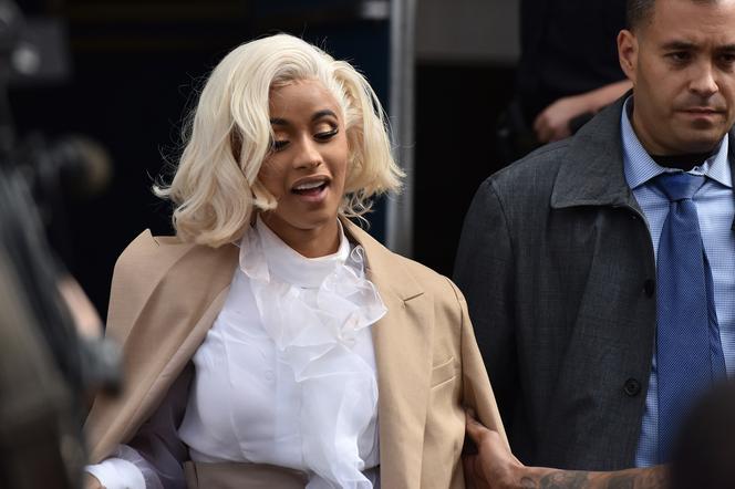 Cardi B wychodzi z komisariatu