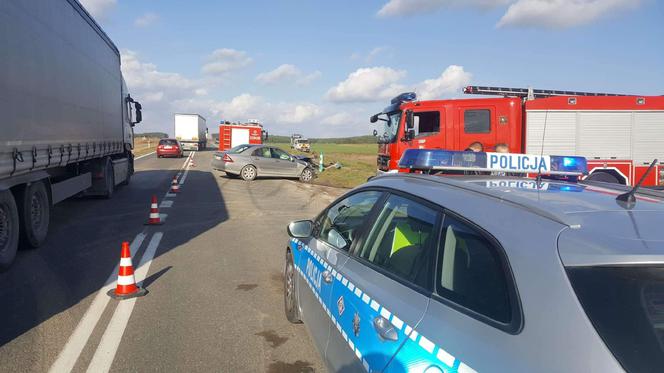 Podlaskie. Renault wyjechało z podporządkowanej. Dwie osoby w szpitalu