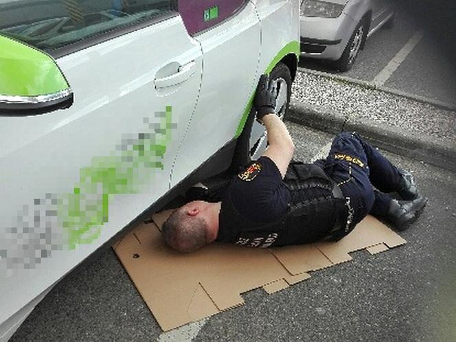 Ukrył się w wypożyczonym aucie
