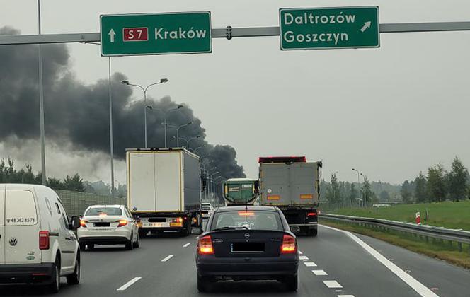 Broniszew. Znikąd pojawiły się płomienie! Pożar tira na S7