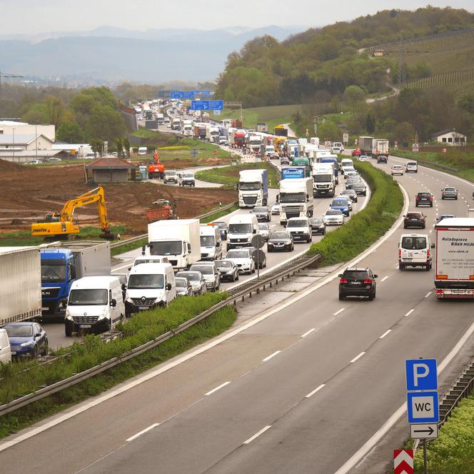 Śląskie: Tragiczny wypadek na trasie S1! Kierowca zginął po zderzeniu z koparką