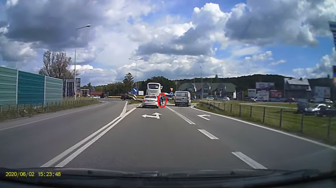 Pasażer wyskoczył przez okno autobusu