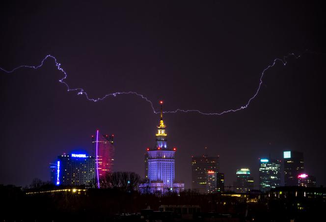 Błyskawica przecina niebo nad Warszawą