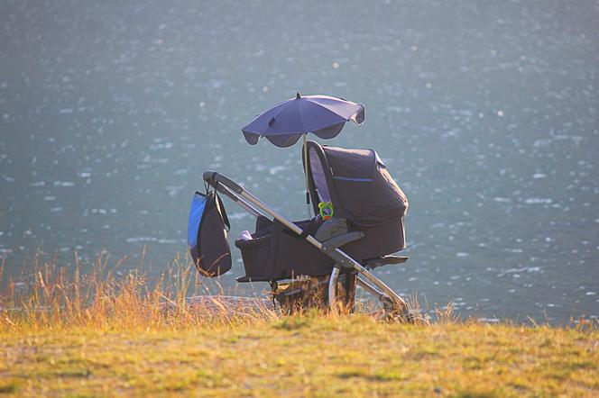 Czarny wózek - moda czy przekleństwo? Sprawdź, jak nagrzewa się czarna gondola latem
