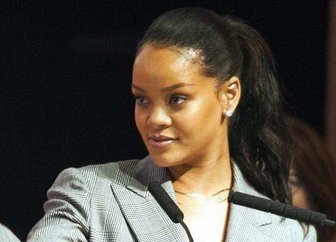 Rihanna: kontrowersyjny strój oburzył fanów. Nie uwierzysz, w co się ubrała
