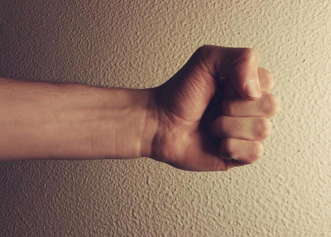 Mława: Złamał koledze nos w czasie lekcji! Krewkim nastolatkiem zajęła się policja