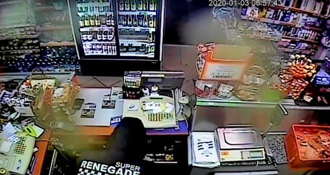 Sterroryzował pracownicę gazem! Policja szuka tego mężczyzny
