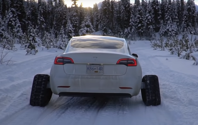 Tesla Model 3 na gąsienicach. Pytanie tylko po co?