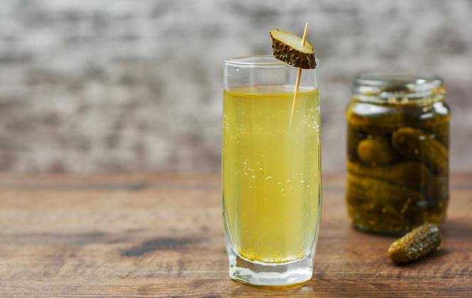 Sok z ogórków kiszonych: naturalny środek na kaca