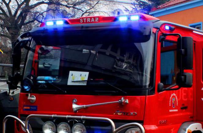 Kraków: 21-latek ukradł samochód straży pożarnej. Staranował bramę i szlaban