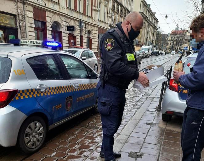 GROZA w Krakowie. Ukradli bezdomnemu buty! WZRUSZAJĄCY GEST strażników miejskich